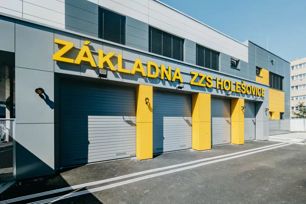 Stavbári dokončujú novú stanicu pre pražských záchranárov