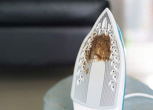 Ako odstrániť pripáleniny na žehličke, rúre a kuchynskom riade