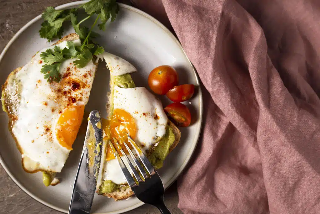 Celozrnný toast s vajíčkom a avokádom