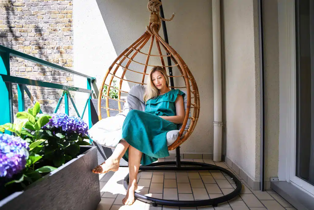 Nábytok, ktorý nezaberá priestor, ale priťahuje pohľady na balkon