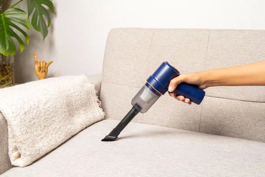 Prvým krokom ako vycistit sedacku je vysávanie