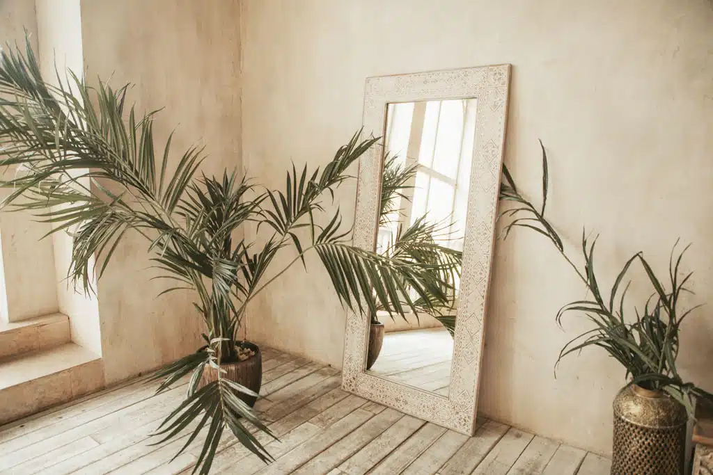 Kombinovanie zrkadiel s ďalšími prvkami interiéru