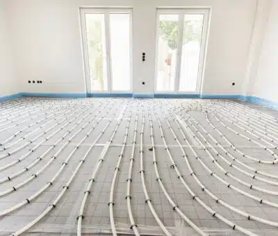 Kedy zvoliť elektrické alebo teplovodné podlahové kúrenie?