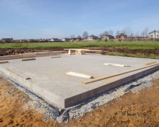 Chystáte sa na stavbu základovej dosky svojpomocne? Pozor na chyby, ktoré neskôr vyjdú draho