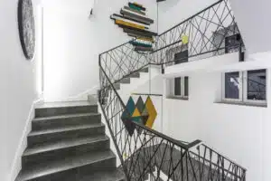 Chodba a schodisko – ako vybrať obraz aby dokonale zapadol