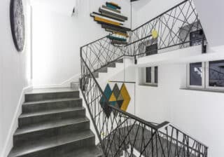 Chodba a schodisko – ako vybrať obraz aby dokonale zapadol
