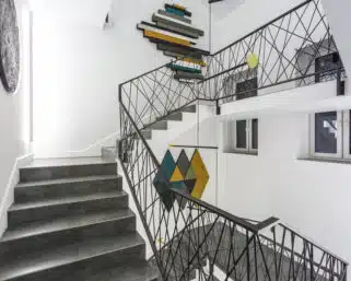 Chodba a schodisko – ako vybrať obraz aby dokonale zapadol