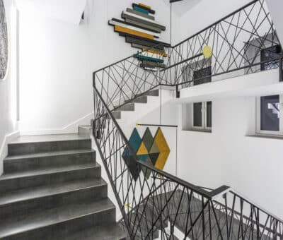 Chodba a schodisko – ako vybrať obraz aby dokonale zapadol