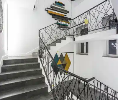 Chodba a schodisko – ako vybrať obraz aby dokonale zapadol