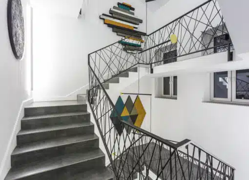 Chodba a schodisko – ako vybrať obraz aby dokonale zapadol