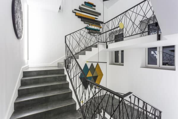 Chodba a schodisko – ako vybrať obraz aby dokonale zapadol