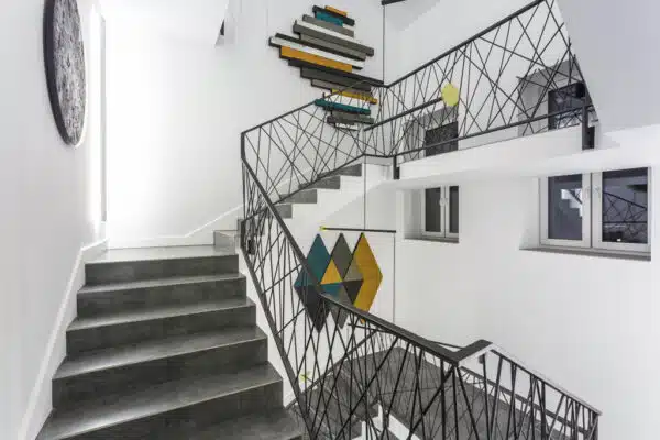 Chodba a schodisko – ako vybrať obraz aby dokonale zapadol