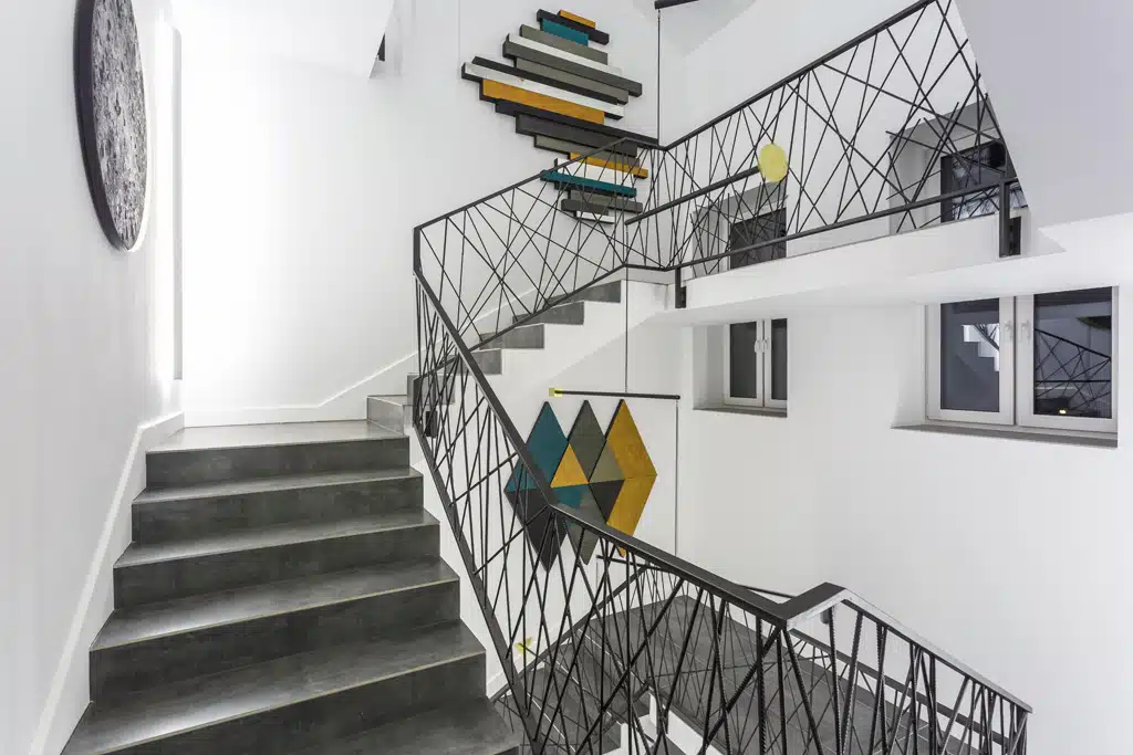 Chodba a schodisko – ako vybrať obraz aby dokonale zapadol