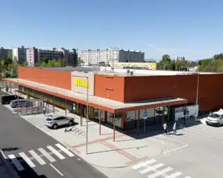 Najväčšie piešťanské sídlisko získalo nové centrum služieb a bývania: Polyfunkčný komplex je úspešne skolaudovaný