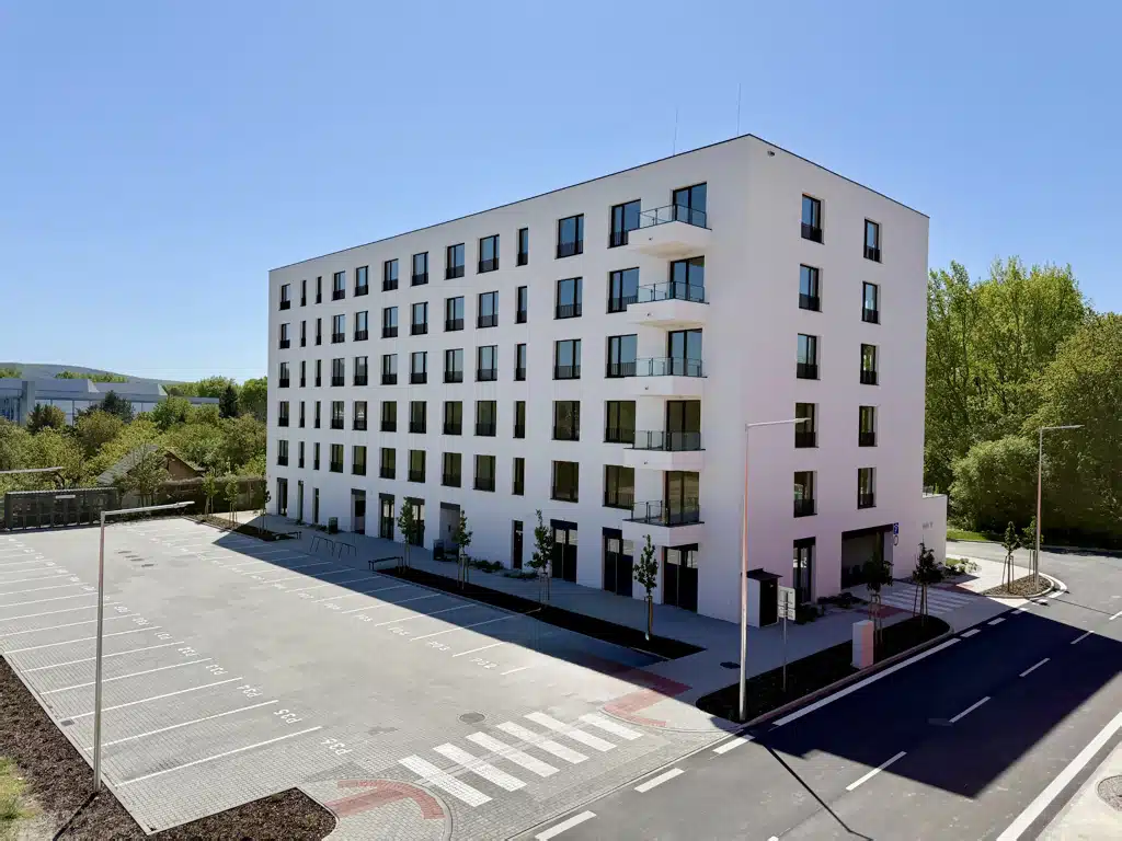 Súčasťou komplexu je aj bytový dom Pri Vrbine s 40 bytmi