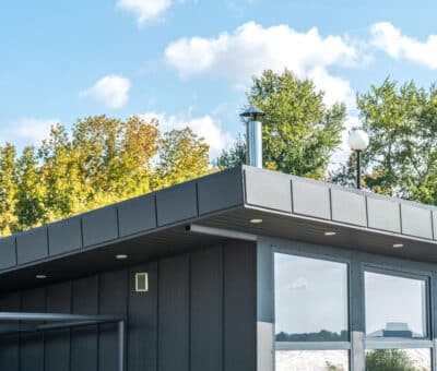 Plochá strecha na rodinnom dome: výhody, riziká a na čo si dať pozor pri realizácii